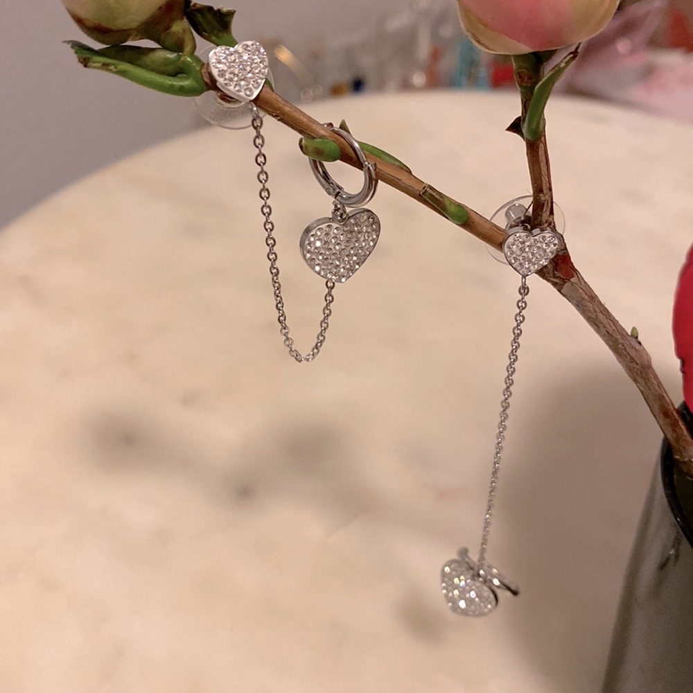 Super cute heart shape❤️ earrings/ white/ silver earrings